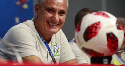 Tite fala com os jornalistas na Rússia.