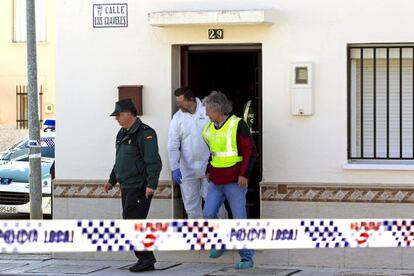 La Guardia Civil en la vivienda de Campillos (Málaga), donde han sido hallados los cadáveres de una niña de seis años y su padre. Daniel Pérez (Efe)