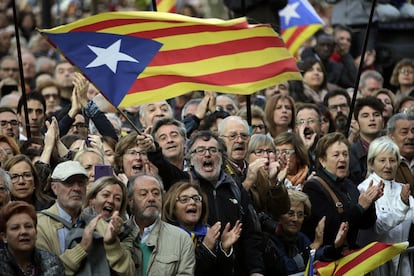 Prop de 2.000 persones s'han congregat davant el TSJC per donar suport a Artur Mas.