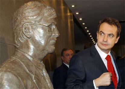 Zapatero, durante la inauguración de un busto de Ernest Lluch en el Congreso.
