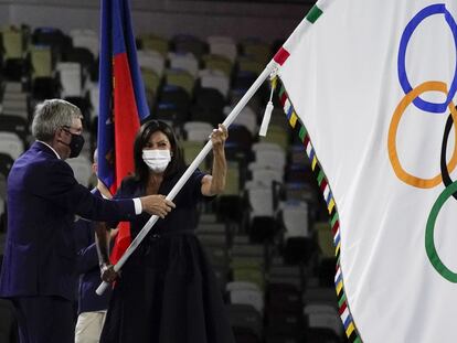 El presidente del Comité Olímpico Internacional, Thomas Bach, entrega la bandera olímpica a la alcaldesa de París, Anne Hidalgo, durante la ceremonia de clausura en el Estadio Olímpico de los Juegos Olímpicos.