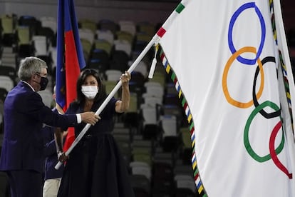 El presidente del Comité Olímpico Internacional, Thomas Bach, entrega la bandera olímpica a la alcaldesa de París, Anne Hidalgo, durante la ceremonia de clausura en el Estadio Olímpico de los Juegos Olímpicos.