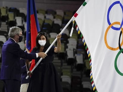 El presidente del Comité Olímpico Internacional, Thomas Bach, entrega la bandera olímpica a la alcaldesa de París, Anne Hidalgo, durante la ceremonia de clausura en el Estadio Olímpico de los Juegos Olímpicos.