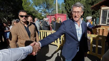 El líder del PP, Alberto Núñez Feijóo (a la derecha), participa en el Día del Afiliado, con la entrega de carnés a los nuevos afiliados y actividades de convivencia, el sábado en Zaragoza.