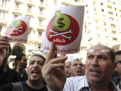 Varios egipcios gritan eslóganes durante una protesta convocada contra la visita de una delegación de expertos del Fondo Monetario Internacional (FMI) a El Cairo, Egipto, el 3 de abril del 2013.
