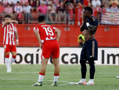 Arribas y Vinicius durante el partido entre el Almería y el Real Madrid.