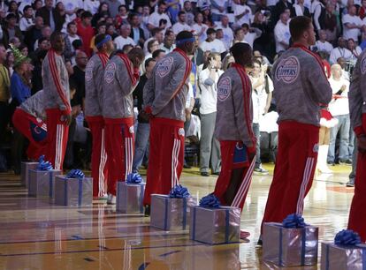 Los jugadores de los Clippers, listos para intercambiar regalos con niños aficionados al equipo.