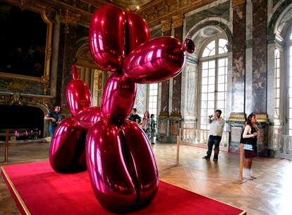 Una de las obras de Jeff Koons que se exponen en el palacio de Versalles.