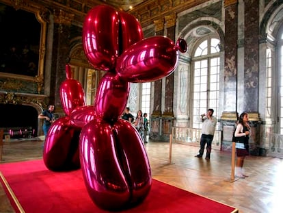 Una de las obras de Jeff Koons que se exponen en el palacio de Versalles.