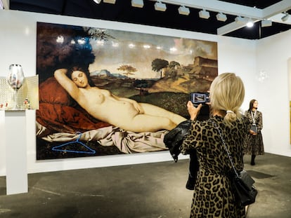 Una visitante toma una foto de una obra de Ai Weiwei, este jueves en la nueva feria Paris+, impulsada por Art Basel en la capital francesa.