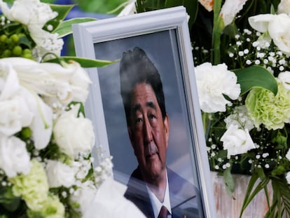 Imagen de asesinado exprimer ministro Shinzo Abe en la sede del Partido Liberal japonés.