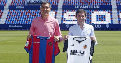 Muñiz y Marcelino posan con las camisetas de sus equipos antes del derbi valenciano.