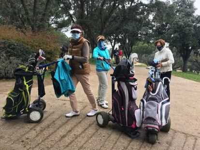 Un grupo de jubiladas indignadas con la subida, en el Club de Campo.