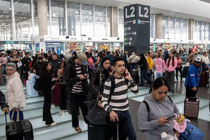 Largas filas de pasajeros en el Aeropuerto Internacional de la Ciudad de México, este martes.