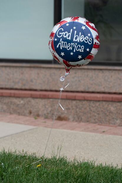 Un globo conmemorativo del día de la independencia estadounidense, con la leyenda "Dios bendiga América", flota junto a la ruta del desfile en el que sucedió el tiroteo.