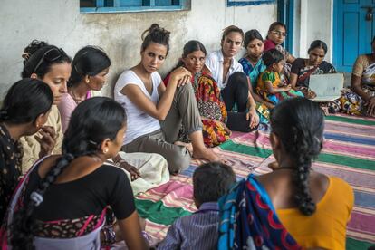 La periodista Ana Pastor, en el centro, viajó a la India con la Fundación Vicente Ferrer para la campaña 'De mujer a mujer', que conectaba a indias con españolas para cooperar empresarialmente.
