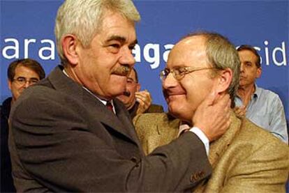Pasqual Maragall, a la izquierda, con José Montilla, ayer en el Consejo Nacional del PSC.
/ CARLES RIBAS