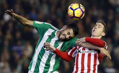 Dani Ceballos, del Betis, e Iker Muniain, del Athletic, pugnan por la pelota en un partido de la jornada anterior.