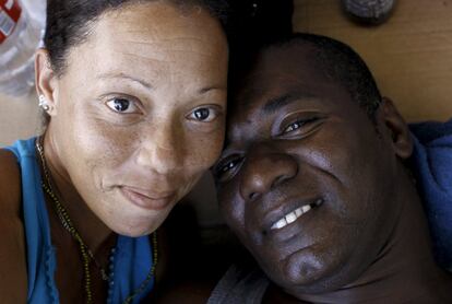 Generoso Machado, un inmigrante cubano, posa junto a su mujer, Datara Rojas. Esperan que se abra frontera entre Costa Rica y Nicaragua para continuar con su viaje hacia Estados Unidos.