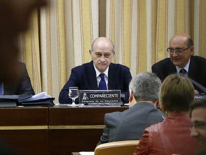 Jorge Fernández Díaz, en la comisión del Congreso sobre la 'policía patriótica' en abril de 2017.