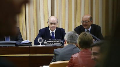 El exministro del Interior Jorge Fernández Díaz comparece ante la comisión de investigación del Congreso de los Diputados sobre el supuesto uso que hizo Fernández Díaz de medios de su departamento para perseguir a políticos independentistas, el 5 de abril de 2017.