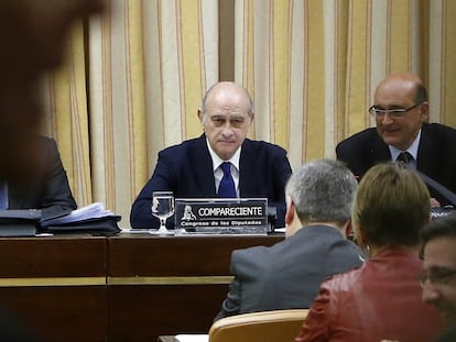 El exministro del Interior Jorge Fernández Díaz comparece ante la comisión de investigación del Congreso de los Diputados sobre el supuesto uso que hizo Fernández Díaz de medios de su departamento para perseguir a políticos independentistas, el 5 de abril de 2017.