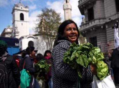 Una mujer logra llevarse dos plantas de acelga.