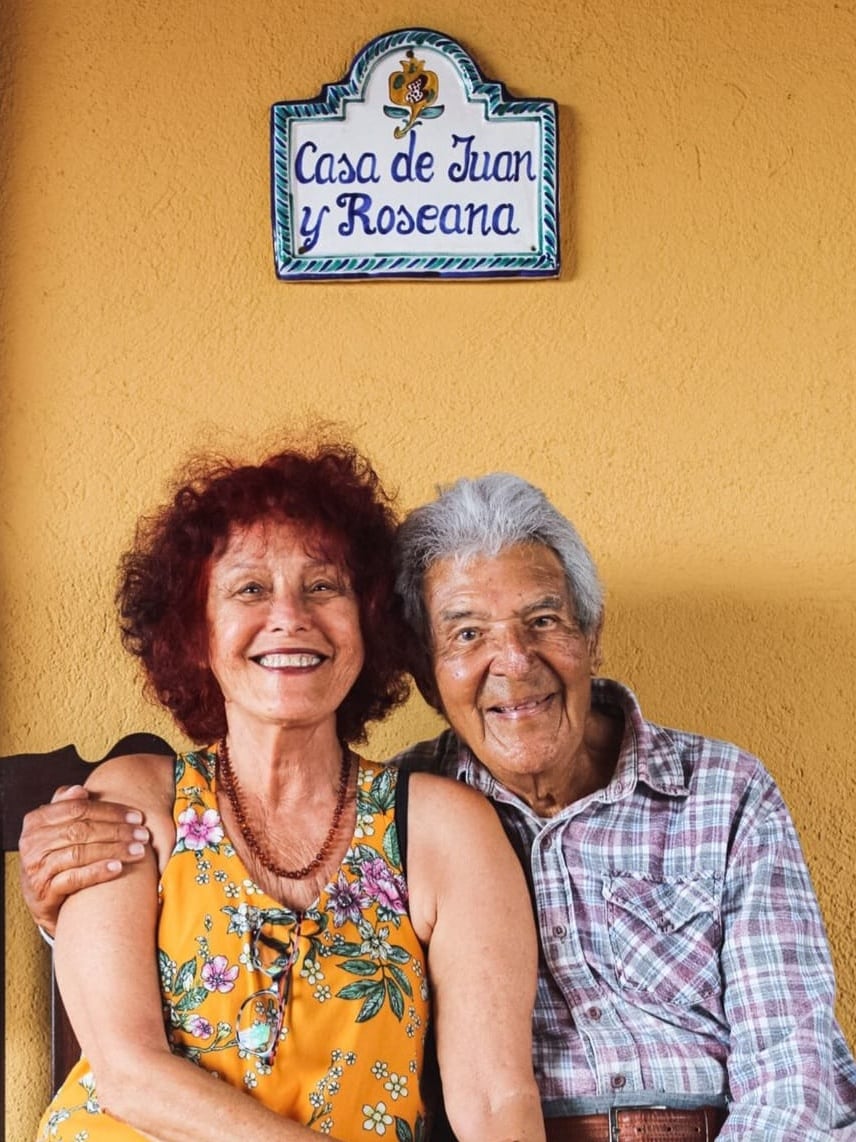 Juan Arias junto a su esposa, Roseana Murray, en su casa de Saquarema (Río de Janeiro), antes de que ella fuera agredida por tres perros feroces.