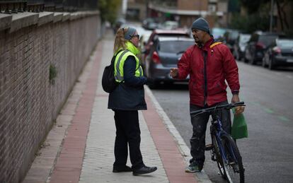 Un ciudadano recrimina su actuación a una controladora del SER.