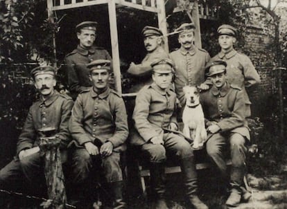 Adolf Hitler, a la izquierda, junto a otros correos de su regimiento en Francia en 1915.