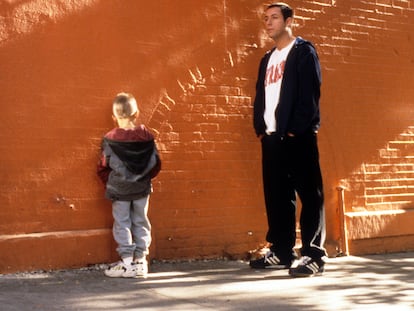 Adam Sandler protagonizó en 1999 'Un papá genial', una película en la que debía cuidar de un niño y en cuya escena más recordada ambos orinan en la calle.