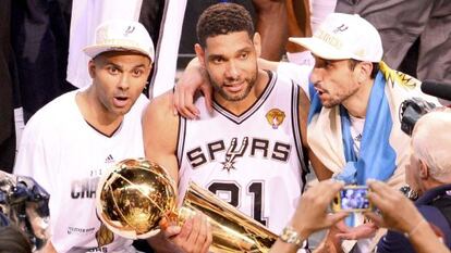 Duncan, Parker y Ginobili celebran el anillo de la NBA.