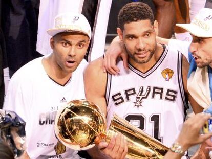 Duncan, Parker y Ginobili celebran el anillo de la NBA.