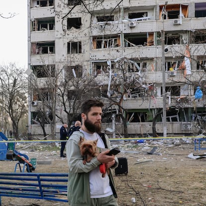 KHARKIV (Ukraine), 18/04/2025.- People inspect the site of a rocket attack near a high-rise building in a residential area in Kharkiv, Ukraine, 18 April 2025, amid the ongoing Russian invasion. At least one person died, and more than 80 others were injured, including six children, according to the State Emergency Service. (Rusia, Ucrania) EFE/EPA/SERGEY KOZLOV