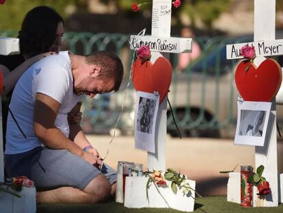 Ethan Avanzino llora el viernes en recuerdo de un amigo muerto en la matanza de Las Vegas.