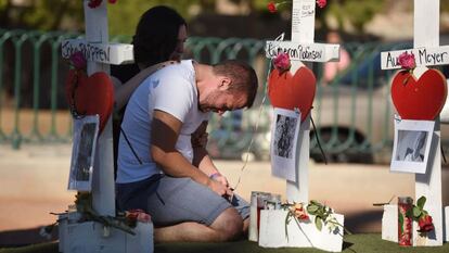 Ethan Avanzino llora el viernes en recuerdo de un amigo muerto en la matanza de Las Vegas.