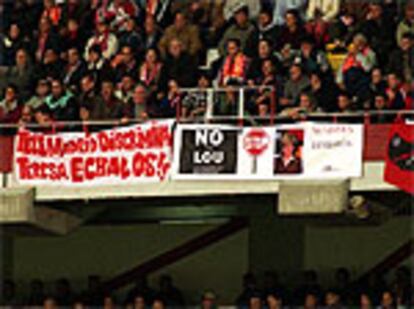 Pancarta de protesta contra la LOU en un partido de fútbol