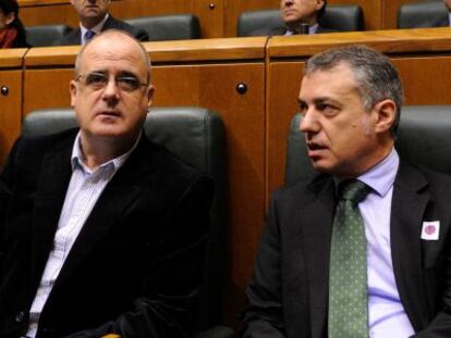 Urkullu (derecha), con el portavoz parlamentario del PNV, Joseba Egibar, en el pleno del Parlamento.