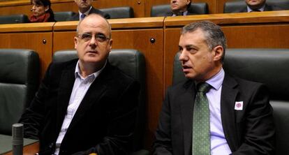 Urkullu (derecha), con el portavoz parlamentario del PNV, Joseba Egibar, en el pleno del Parlamento.