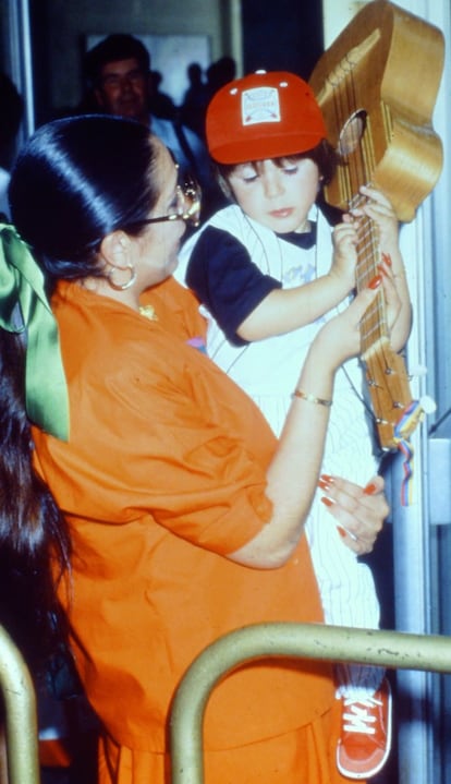 Era habitual ver al pequeño Kiko Rivera siempre en brazos de su madre, a quien acompañaba a la mayoría de sus conciertos.