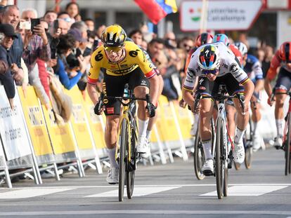 Roglic gana el 'sprint' de la primera etapa de la Volta sobre Evenepoel.