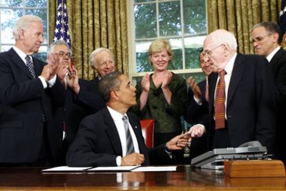 Frank Kameny junto al presidente Barack Obama en un acto en 2009 en el Despacho Oval.