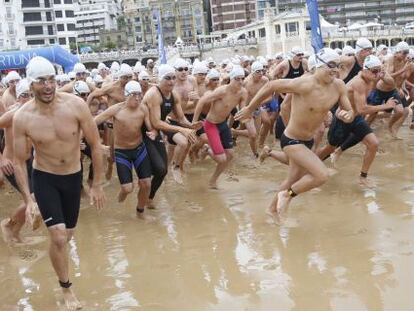 Los participantes en la Travesía a nado toman, este viernes, la salida en la playa de La Concha. 