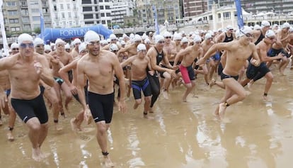 Los participantes en la Travesía a nado toman, este viernes, la salida en la playa de La Concha. 