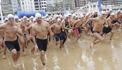 Los participantes en la Travesía a nado toman, este viernes, la salida en la playa de La Concha. 