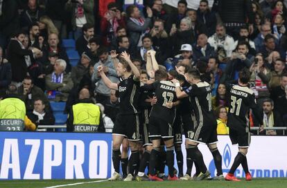 Los jugadores del Ajax celebran el cuarto y definitivo gol del partido ante el Real Madrid.
