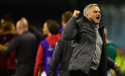 Jose Mourinho celebra el gol de Rashford en Balaídos.