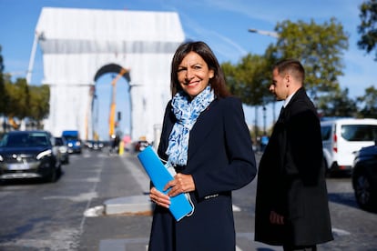 La alcaldesa de París, Anne Hidalgo, posa ante el Arco del Triunfo empaquetado.