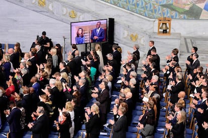 Los asistentes a la ceremonia del Premio Nobel de la Paz 2018 ovacionan a los galardonados de esta edición.