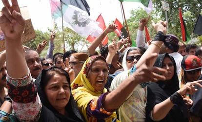 Simpatizantes del expresidente Zardari protestan contra su detención en Karachi (Pakistán), este martes. 